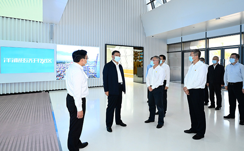 4月10日至13日，中共中央总书记、国家主席、中央军委主席习近平在海南考察。这是12日上午，习近平在洋浦经济开发区考察。新华社记者 李学仁 摄