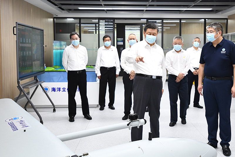 4月10日至13日，中共中央总书记、国家主席、中央军委主席习近平在海南考察。这是10日下昼，习近平在中国海洋大学三亚海洋研究院考察。新华社记者 燕雁 摄